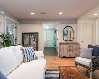 Stunning home w/private beach and hot tub. Sleeps 12. 9 mins to DT Portland. - Cape Elizabeth - Living room