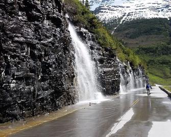 Rustic Lakeside Cabin- 3 miles from Glacier Park- get own beach & dock! - West Glacier - Edificio
