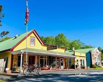 4-Bedroom Retreat: Modern, Pet-Friendly - Tilghman Island - Building