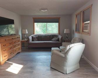 Charming 3-bedroom house on Shell Lake! Right off the ATV / Snowmobile trails. - Shell Lake - Sala de estar