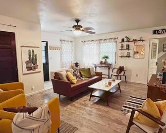 Eclectic 3 Bedroom Lake Wandawega Cabin - Elkhorn - Living room