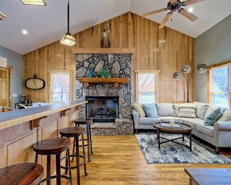 Cozy Cove Retreat by Chatuge Home Concierge | Private Swim Dock, Kayaks & Grill - Hayesville - Living room