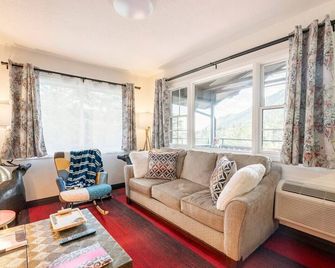 Blue Sparrow's Nest - Green Mountain Falls - Living room