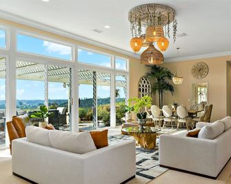 Grand Pacifico - Breathtaking views -Infinity Pool - Close to Temecula & Beaches - Fallbrook - Living room