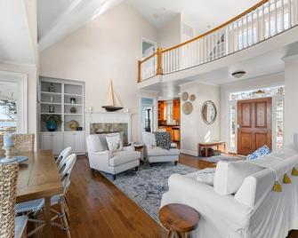 Brand New Waterfront Retreat In Beautiful Montross, Virginia - Montross - Sala de estar