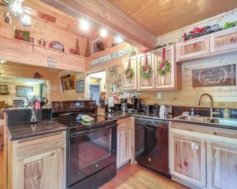 Just Fur Relaxin Sevierville Cabin with Hot Tub! - Sevierville - Kitchen
