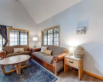 Newly renovated home with private hot tub, deck, & SHARC passes - Sunriver - Sala de estar