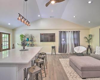 Modern NY Home with Views By Hudson Valley Hiking! - Hopewell Junction - Living room