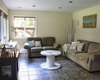 Diamond Cottage, close to Sooke, Shirley and Port Renfrew. 40 mins to Victoria - Sooke - Living room