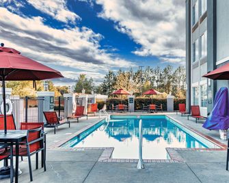 La Quinta Inn & Suites By Wyndham Starkville - Msu - Starkville - Zwembad