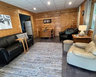 Cozy affordable cottage near shopping, restaurants and trail access! - Drummond - Sala de estar