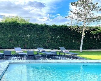 Farmhouse, renovated, 5 bedrooms, 10 people, swimming pool, bowling green, very quiet. - Montbrison - Zwembad