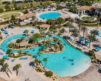 Sleeps 16! 8bdr Kid Haven w/ Pool & Arcade Orlando Resort Retreat by Avantstay - Davenport - Pool