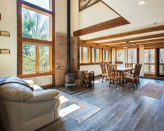 Mountain Lodge Retreat, Near New Paltz & Hikes - New Paltz - Living room