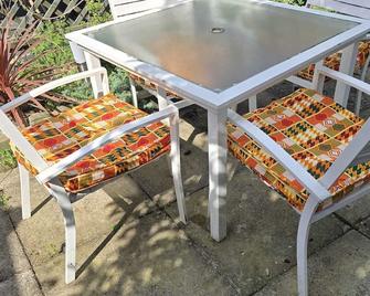 Chelsea House - Huku Kwetu - Dunstable - Innenhof