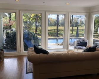 Newly Renovated Farm House w/ pool, exercise equipment, quiet neighborhood, etc - Rome - Living room