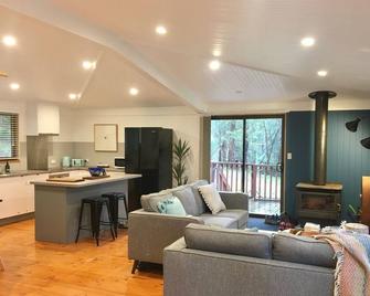 The Log Cabin - Cosy holiday cabin at the base of Mt Buller - Mount Buller - Living room