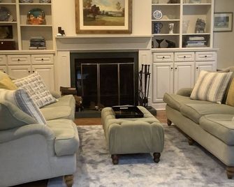 Lovely Toronto Home in Trendy Beaches Area of Toronto - Vaughan - Living room