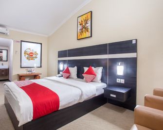 Capital O 887 Green Hill Hotel And Convention Center - Jember - Bedroom