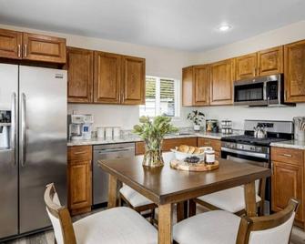 Bridge Pool Spa Min to Downtown Freeways Beaches - San Diego - Cocina