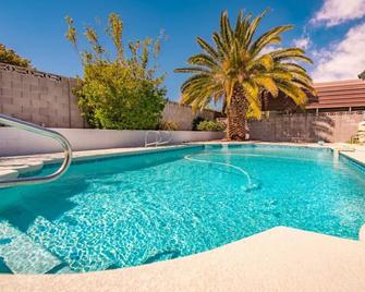 Relax in style!! Pool, Vegas games, RV parking - Henderson - Pool