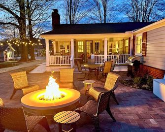 Spacious 5-bedroom century home and barn on 10-acres in charming Kirtland Ohio! - Kirtland - Patio