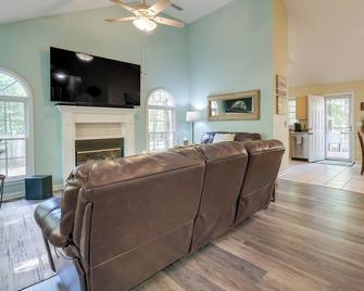 Pet-Friendly LaGrange Vacation Rental with Deck! - La Grange - Sala de estar