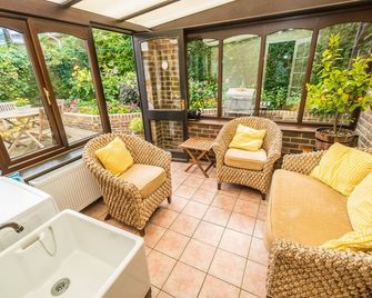 Heated Indoor Pool & Spa, Countryside Holiday Cottage Near the Beach & Park - Hastings - Living room