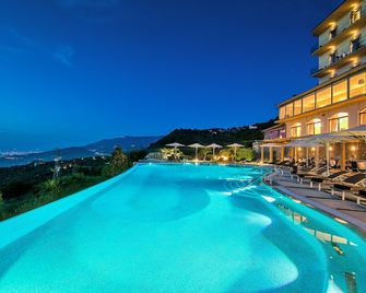 Grand Hotel Due Golfi - מסה לוברנסה - בריכה