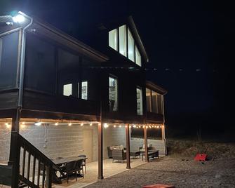 Modern Cabin on trophy section of Cumberland River-Minutes to Dale Hollow - Burkesville - Building