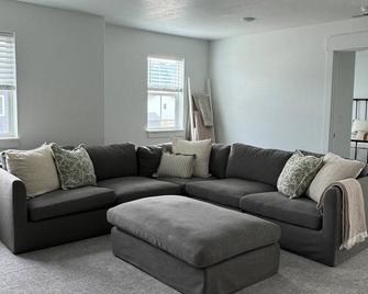 Spacious Home 10 mins to Logan! - Hyrum - Living room