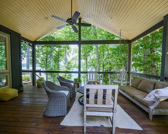 Lakefront Lodge on Tims Ford Lake - Winchester - Living room