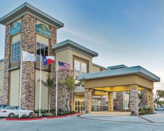 La Quinta Inn & Suites by Wyndham Rockport Fulton - Rockport - Κτίριο