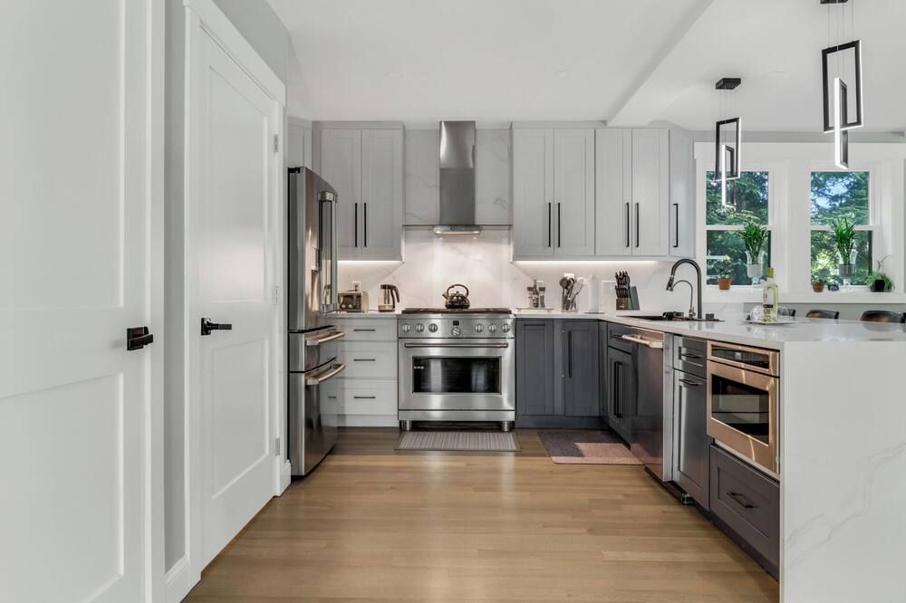 Luxury Furnished Home, Spa Bath + Steam Shower Wellesley