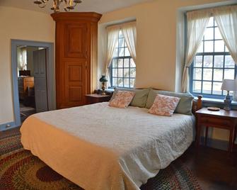 The 1764 Mohler House! Beautifully Restored Farmhouse 3BR/4BA on 9aces w/firepit - Ephrata - Bedroom