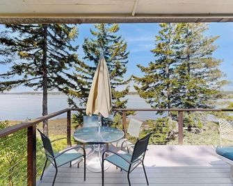 Deep Cove Cabin - Southport - Balcony