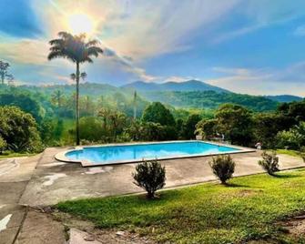 Recanto dos Loureiros - Serrinha do Mendanha - Nilópolis - Piscina
