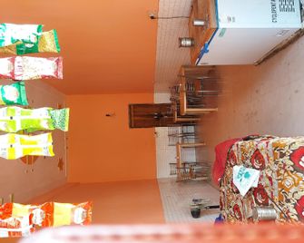 Hotel O Chaudhary - Tijāra - Sala de estar