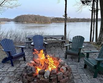 Escape to Goose Landing: Your Waterfront Retreat in Chestertown! - Chestertown - Innenhof