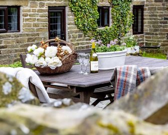 Finest Retreats - Ellen's Cottage - Bury - Patio