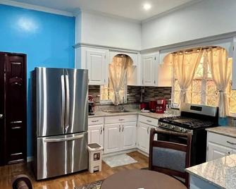 Cozy, serene retreat minutes away from the city center. - Albion - Kitchen