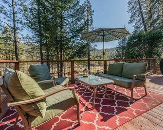 Poker Bar Farms-Trinity Cabin in the Woods w/ Hot Tub - Douglas City - Balcón