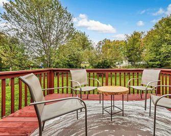 Welcome to Your Home Away from Home in Oak Grove Ky - Oak Grove - Balcony