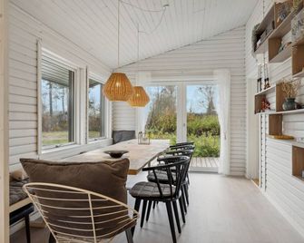 Cozy Holiday Home With A Great Location - Frederikshavn - Spisesal