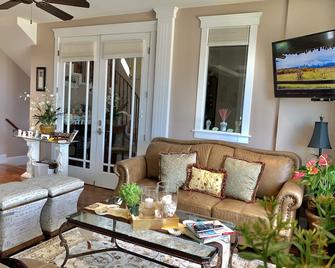 Eagle Rock Bed and Breakfast - Chemainus - Living room