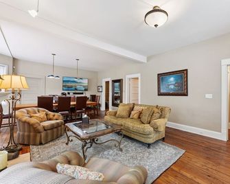 Historical/Rustic home built in 1900s. Nestled just 300yrds form Lake Minnetonka - Wayzata - Sala de estar