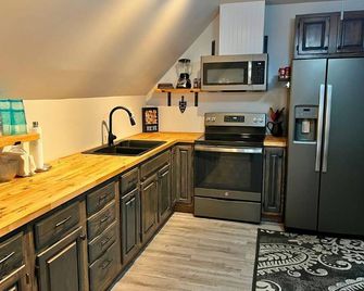 Cozy Pentwater Retreat with Hot Tub - Pentwater - Kitchen