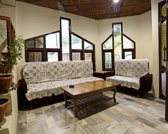OYO Hotel Anupam - Kasol - Living room
