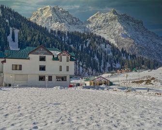 Country Inn & Suites by Radisson Sonamarg - Sonāmarg - Building