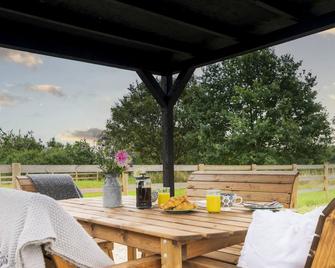 One Of A Kind Shepherds Hut With Incredible Views - Thame - Patio